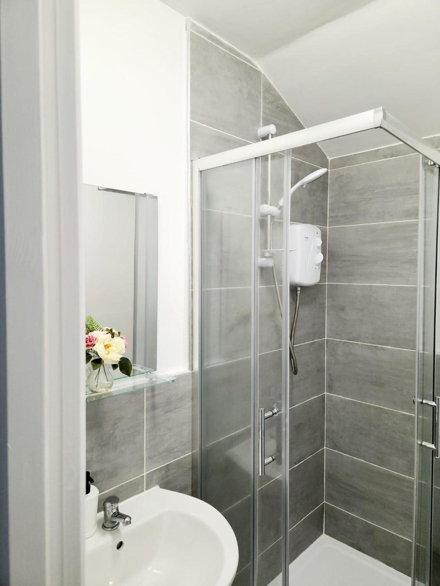 'the Cityside Charm' - Modern, Pristine & Well-appointed 1 Bed Flat In Town - Free Parking
